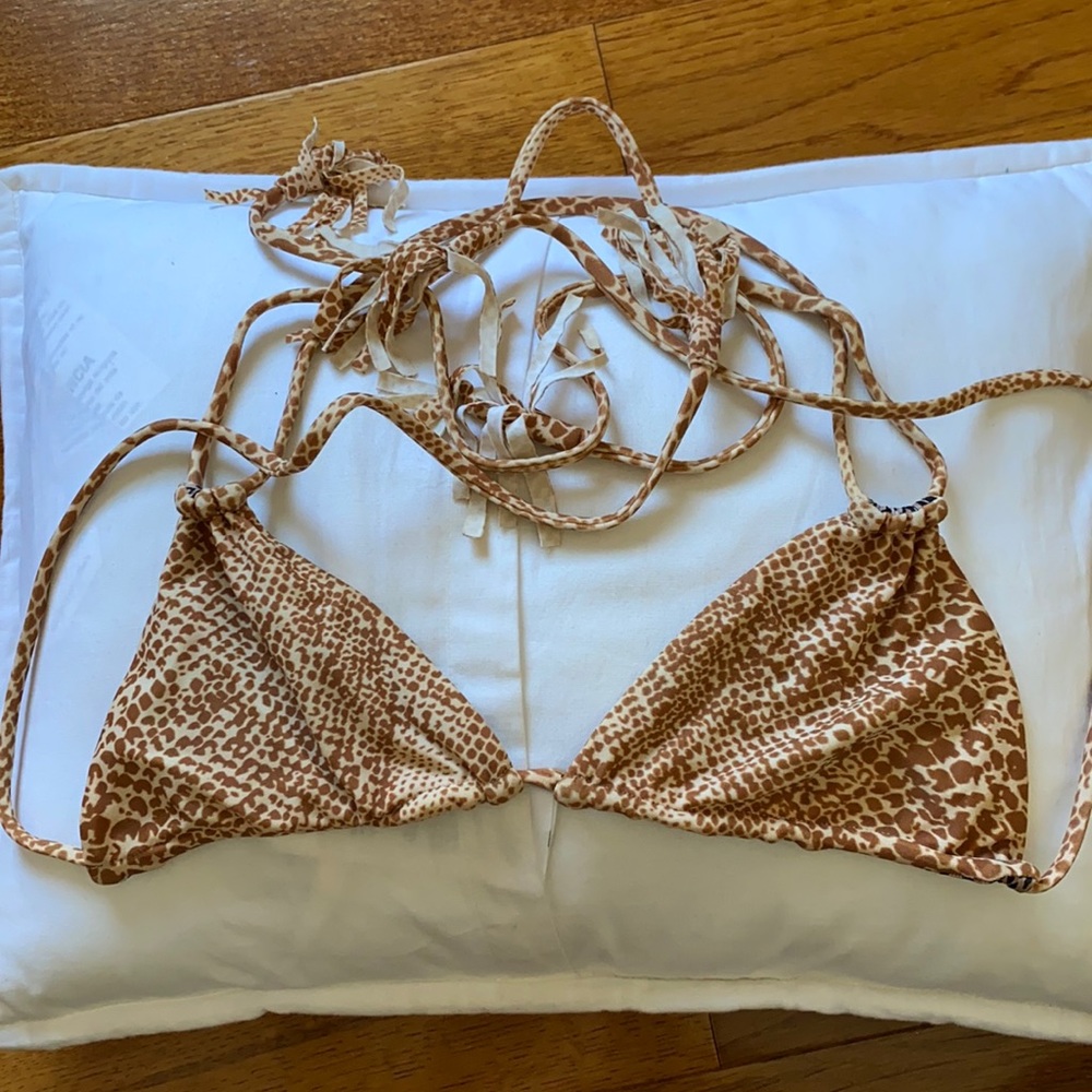 Acacia top. Size small. Never worn.